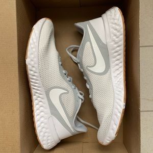 Nike Revolution 5